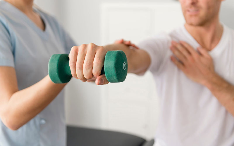 رفع مشکل آرنج با ورزش درمانی با وزنه در دست